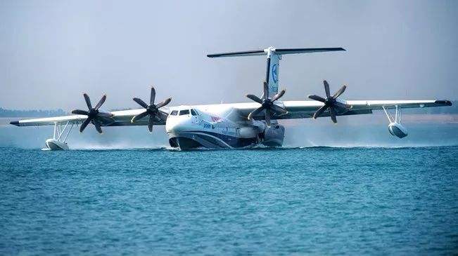 大型滅火水上救援水陸兩棲飛機AG600圓滿完成水上首飛